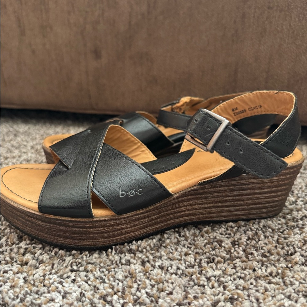 b.o.c. Black and Tan Cross-Strap Sandals size 8